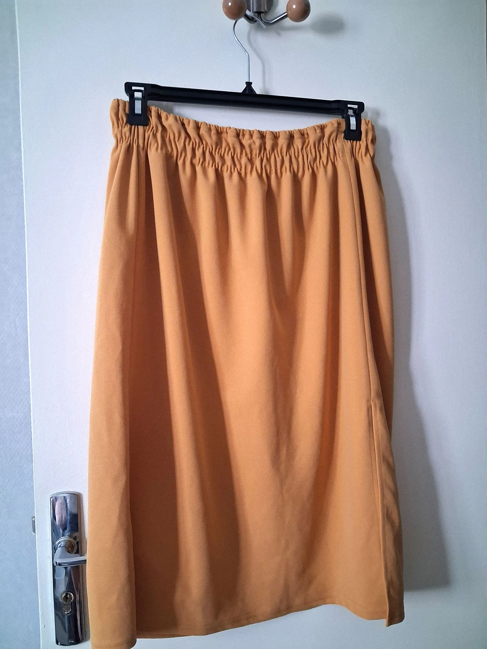 Jupe légère couleur moutarde taille 42